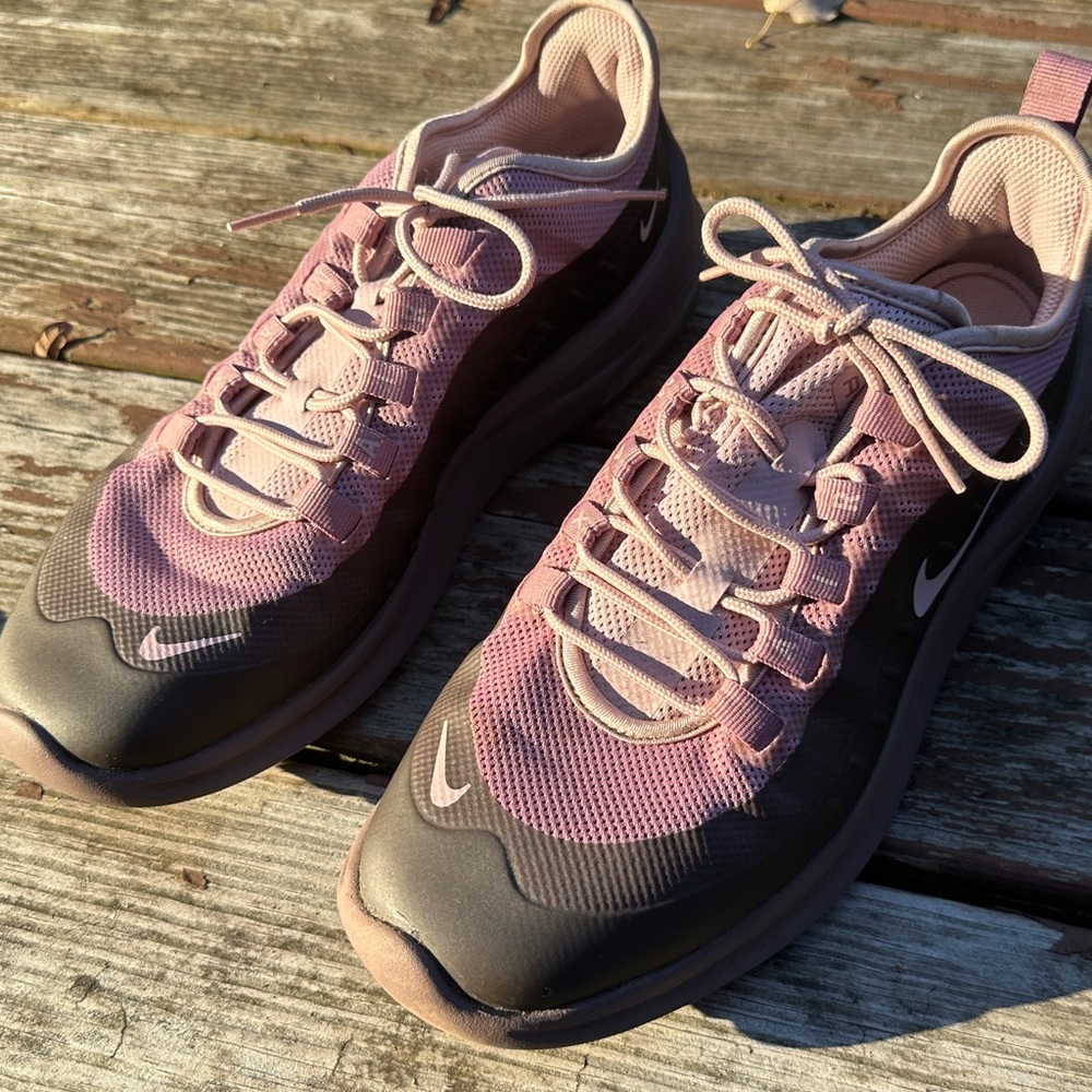 Nike Air Max Axis Women’s Sneakers